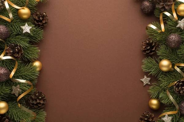 Κορυφή Φωτογραφία Άποψη Του Χρυσού Και Καφέ Μπάλες Χριστουγεννιάτικο Δέντρο — Φωτογραφία Αρχείου