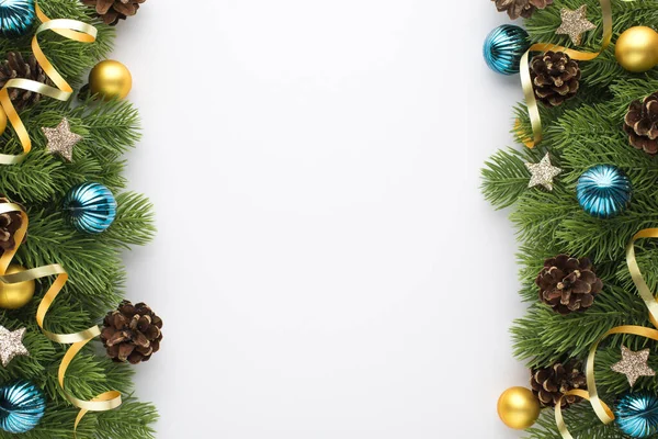 Top Vista Foto Decorações Árvore Natal Ouro Bolas Azuis Cones — Fotografia de Stock