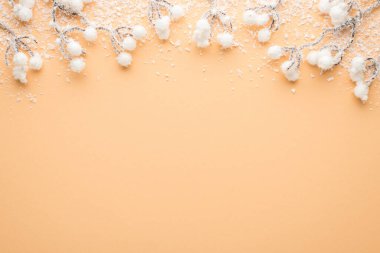 Üst görünüm noel dekorasyonlarının resmi. Kar, izole edilmiş bej arkaplandaki dalları ve telif boşluğunu kaplamıştı.