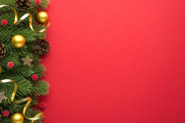 Bovenaanzicht Foto Van Goud Kleine Kerstboom Ballen Dennenappels Rode Bessen — Stockfoto
