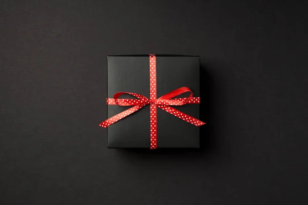 Photo Dessus Boîte Cadeau Noire Avec Ruban Rouge Pointillé Noeud — Photo