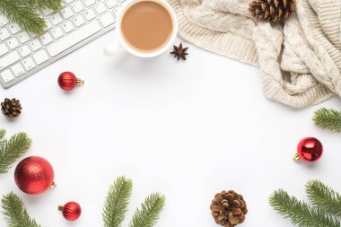 Kırmızı noel ağacı toplarından oluşan klavye fincanının üst görüntüsü çam kozalakları anason ve tenha beyaz arka planda izole edilmiş ve ortası kopyalanmış süveter.