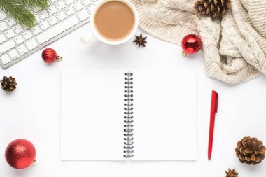 Açık planlı kalem fincanının üst görüntüsü kırmızı Noel ağacı topları çam kozalakları anason ve izole edilmiş beyaz arka planda rahat eşarp.