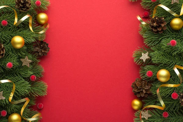 Visão Superior Foto Bolas Árvore Natal Dourada Cones Pinho Vermelho — Fotografia de Stock
