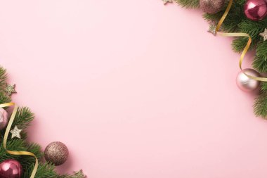 Noel süslemelerinin en üst görüntüsü. Pembe topları olan çam dalları. Parlak yıldızlar.