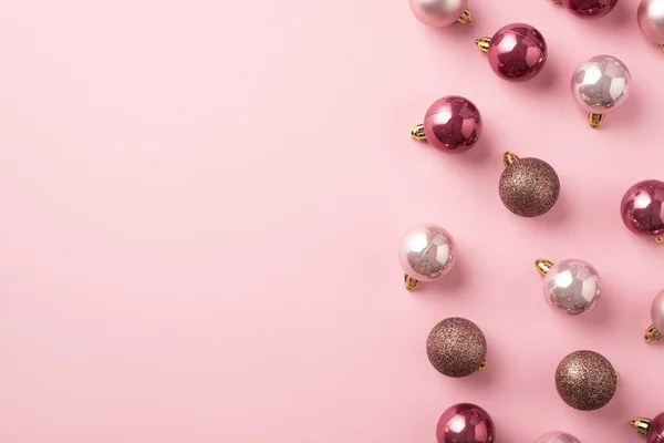 Pembe Noel Ağacı Süslemelerinin Üstteki Fotoğrafı Izole Edilmiş Pastel Arkaplandaki — Stok fotoğraf