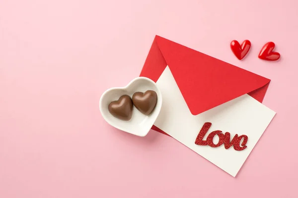 Bovenaanzicht Foto Van Valentijnsdag Decoraties Rode Envelop Met Papier Blad — Stockfoto