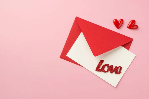 Bovenaanzicht Foto Van Sint Valentijnsdag Decoraties Kleine Hartjes Rode Envelop — Stockfoto