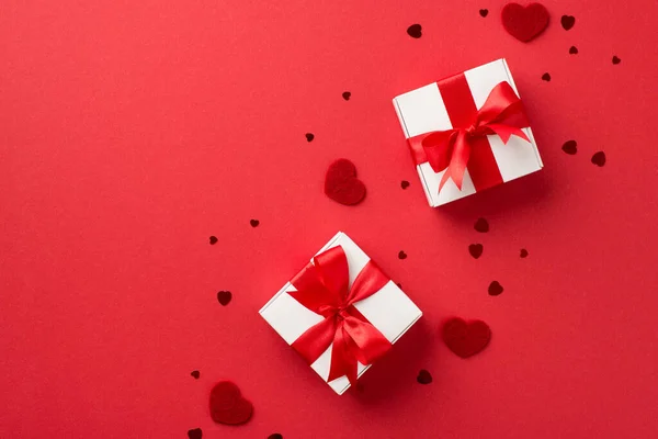 발렌타인데이 사진의 사진붉은 Confetti 배경에 공간에 Confetti — 스톡 사진
