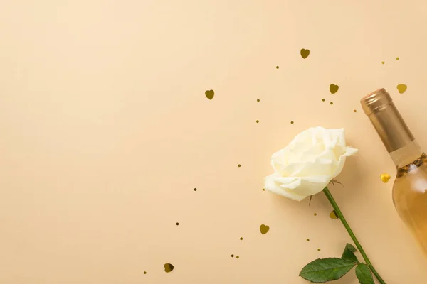 Top View Photo White Rose Shiny Golden Sequins Heart Shaped — Foto Stock