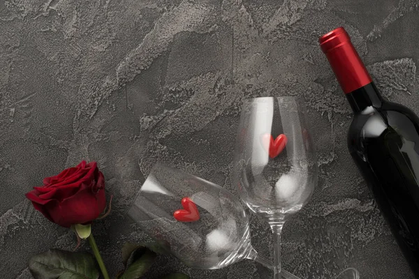 Top View Photo Valentine Day Decorations Two Wineglasses Small Hearts — Foto Stock