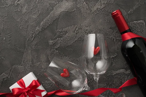 Foto Vista Dall Alto San Valentino Decorazioni Due Bicchieri Vino — Foto Stock