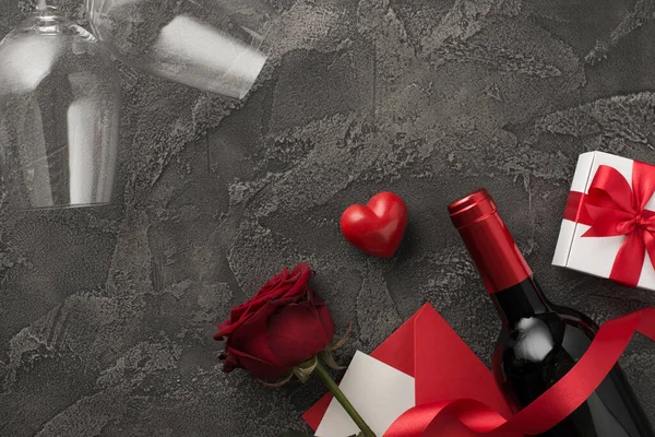 Top View Photo Valentine Day Decor Wine Bottle Wineglasses White — Foto Stock