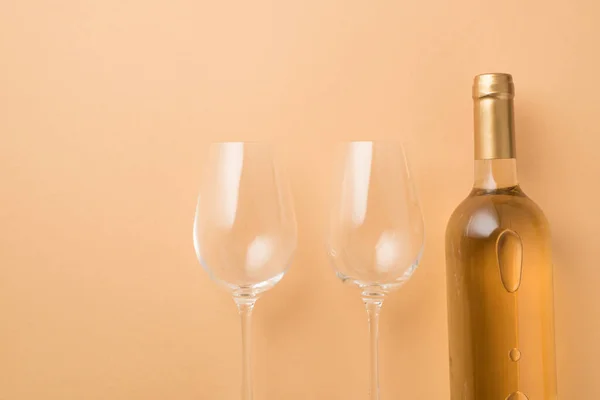 Foto Alto San Valentino Decorazioni Bottiglia Vino Bianco Due Bicchieri — Foto Stock
