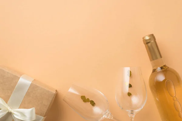 Foto Alto San Valentino Decorazioni Bottiglia Vino Bianco Due Bicchieri — Foto Stock