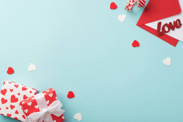 발렌타인데이 상자의 테이프 봉투에 사랑의 모양을 공간으로 파스텔 배경을 — 스톡 사진