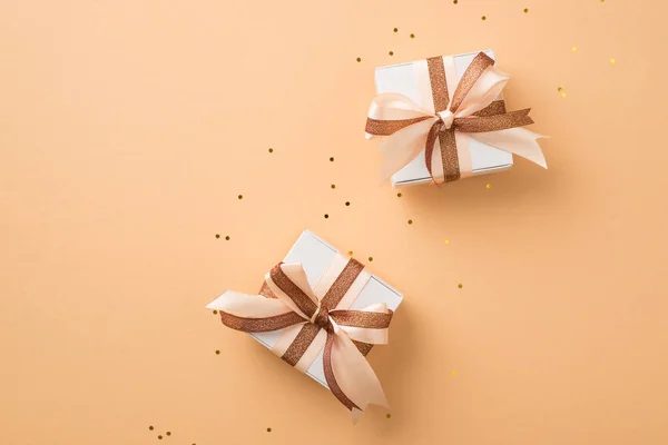 圣瓦伦丁节装饰白色礼品盒的俯瞰照片 礼品盒上有发亮的褐色和浅色米带蝴蝶结和带有彩色背景的金色亮片 — 图库照片
