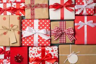 Sevgililer Günü süslemelerinin en üstteki fotoğrafı birçok hediye kutusu ve fiyonklu.