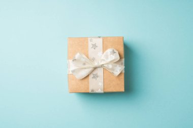 Sevgililer Günü dekorasyonunun en üst görüntüsü kağıt hediye kutusu beyaz kurdeleli yay yıldız deseni izole edilmiş pastel mavi arkaplan ve kopyalanmış