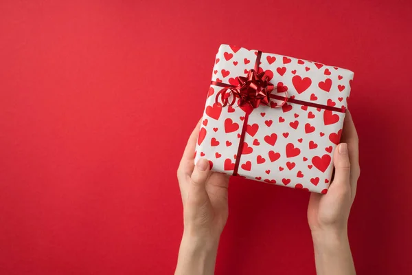 발렌타인데이 여성의 무늬가 포장지로 상자를 제공하는 빨간색 바탕에 — 스톡 사진