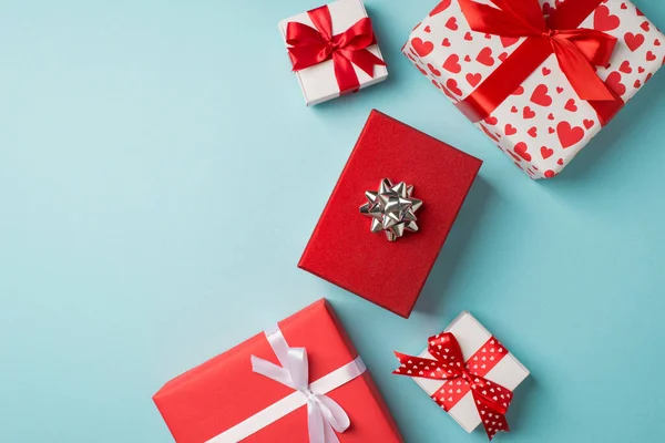 情人节装饰品红色礼品盒的头像照片 上有银星蝴蝶结 背景为淡淡的淡蓝色 空荡荡的 — 图库照片