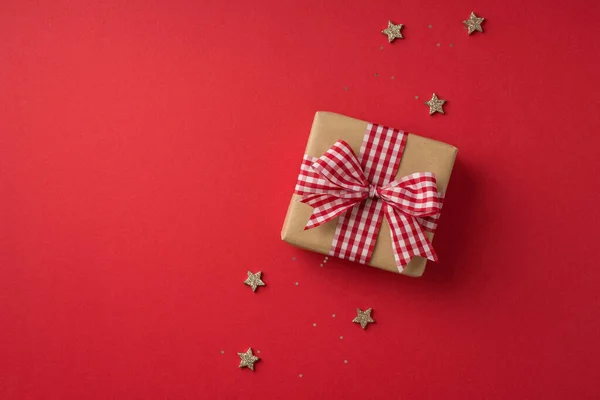 情人节装饰品手工纸制礼品盒的顶部照片 礼品盒上有格子缎带波纹 星星在孤立的红色背景下 空间空旷 — 图库照片