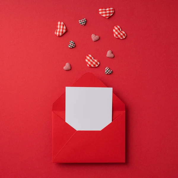 Bovenaanzicht Foto Van Valentijnsdag Decoraties Open Rode Envelop Met Papieren — Stockfoto