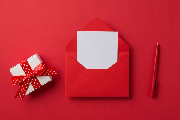 발렌타인데이 사진의 상단에는 봉투가 열려져 백지와 배경에 — 스톡 사진