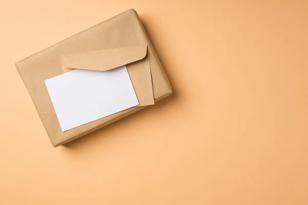 Bovenaanzicht Foto Van Ambachtelijk Papier Giftbox Envelop Brief Geïsoleerde Beige — Stockfoto