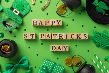 Mutlu Aziz Patrick Günü parti gözlükleri leprikon şapka saman yeşil papyonlu at nalı yoncalar izole edilmiş pastel yeşil arka planda altın sikkeler konfetileri