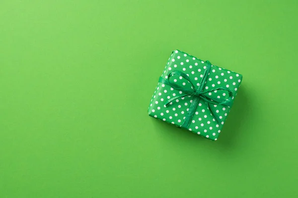 圣帕里克日用装饰绿色礼品盒的顶视图照片 带有波尔卡圆点图案 独立的彩色背景 有彩色空间 — 图库照片