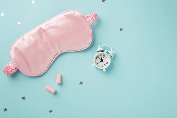 Draufsicht Foto Der Großen Seidenrosa Schlafmaske Kleine Weiße Uhr Mit — Stockfoto
