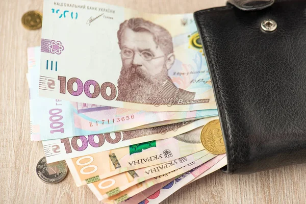 Foto Der Schwarzen Ledertasche Mit Ukrainischen Hrywnja Banknoten Und Münzen — Stockfoto