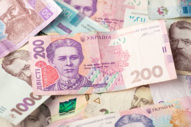 200 Hryvnia faturası ve Ukrayna banknotlarının fotoğrafı.