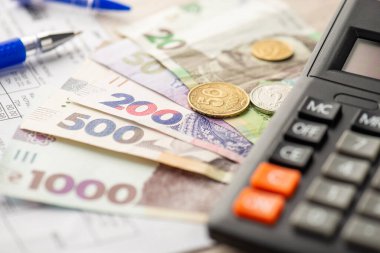 Hesap makinesi kalem faturalarının fotoğrafını kapat Ukrayna Hryvnia banknotları ve sikkeleri