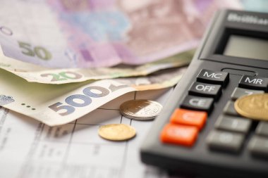 Hesap makinesi faturalarının fotoğrafını kapat Ukrayna Hryvnia banknotları ve sikkeleri