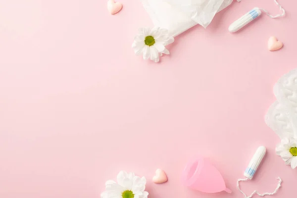 Foto Von Oben Von Kleinen Rosa Herzen Kamille Blütenknospen Menstruationstasse — Stockfoto