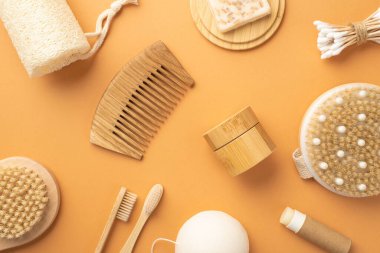 Spa aksesuarlarının, antiselülit, ahşap, saç fırçası şişesi ve bambu üzerinde kozmetik sabun bulunan tüpün, pamuk tomurcukları ve izole edilmiş bej arka planda diş fırçalarının en üst görüntüsü.