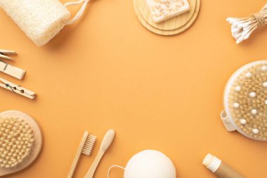 Spa aksesuarları anti-selülitli banyo bezi sabunları ahşap ayakta duruyor pamuk diş fırçaları ve bej arkaplanda çamaşır mandalları ortada boş alan ile izole edilmiş bej arka planda.