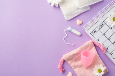 Takvimin üst görüntüsü Pembe periyot yastık peçeteler hijyenik fincan tampon papatya tomurcukları ve izole edilmiş pastel eflatun arkaplan üzerinde küçük kalpler boş alan