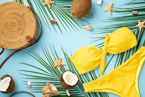 Yaz tatili kavramı. Hindistancevizi hindistan cevizi, deniz yıldızı kabukları sarı mayo ve izole edilmiş pastel arka planda palmiye yaprakları.