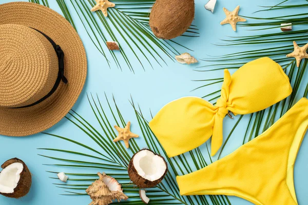 Yaz tatili konsepti. Hindistan cevizleri, deniz yıldızları, sarı mayo ve mavi arka planda palmiye yaprakları.