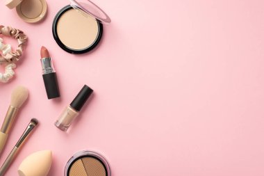 Güzellik konsepti uydur. Renkli palet şekilli pudralı ruj makyajının en üst görüntü fotoğrafı güzellik blendırı fırçaları ojeler ve pastel pembe arka planda fotokopi ile göz boyası