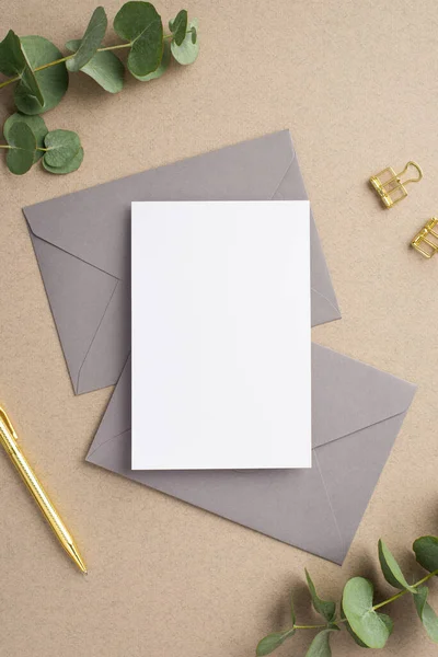 商业概念 纸片顶部垂直照片两个灰色信封金笔盒夹和带有空白的米色背景桉树 — 图库照片