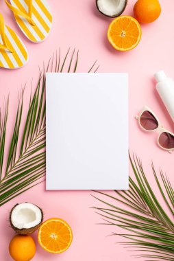 Yaz kavramı. Kağıt kartın dikey fotoğrafı. Güneş gözlüğü. Sarı terlik. Hindistan cevizi, portakal ve palmiye yaprakları.