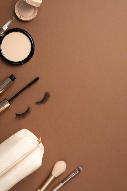 Göz makyajı, makyaj fırçaları, rimel ve kozmetik çantalar, telif alanı ile izole edilmiş kahverengi arkaplan.