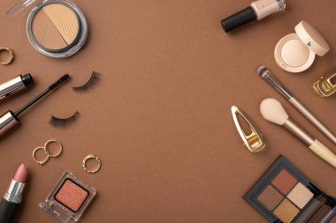 Makyaj konsepti. Üst görünüm fotoğraf kontur ve göz fotografı paletleri sahte kirpikler rimel altın halkalar saç tokaları tırnak cilası makyaj fırçaları ve izole kahverengi zemin üzerinde ruj