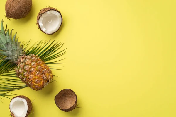 Summer Concept Top View Photo Tropical Fruits Pineapple Cracked Coconuts — Fotografia de Stock