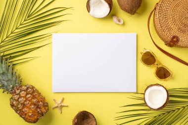 Yaz tatili kavramı. Kağıt yaprağın üst görüntüsü. Rantal çanta yuvarlak. Güneş gözlüğü. Tropikal meyve, Hindistan cevizi, ananas ve palmiye yaprakları.