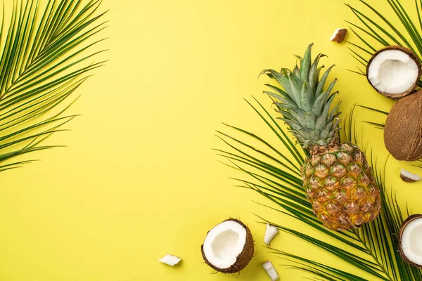 Conceito Humor Verão Foto Vista Superior Frutas Tropicais Rachadas Cocos — Fotografia de Stock